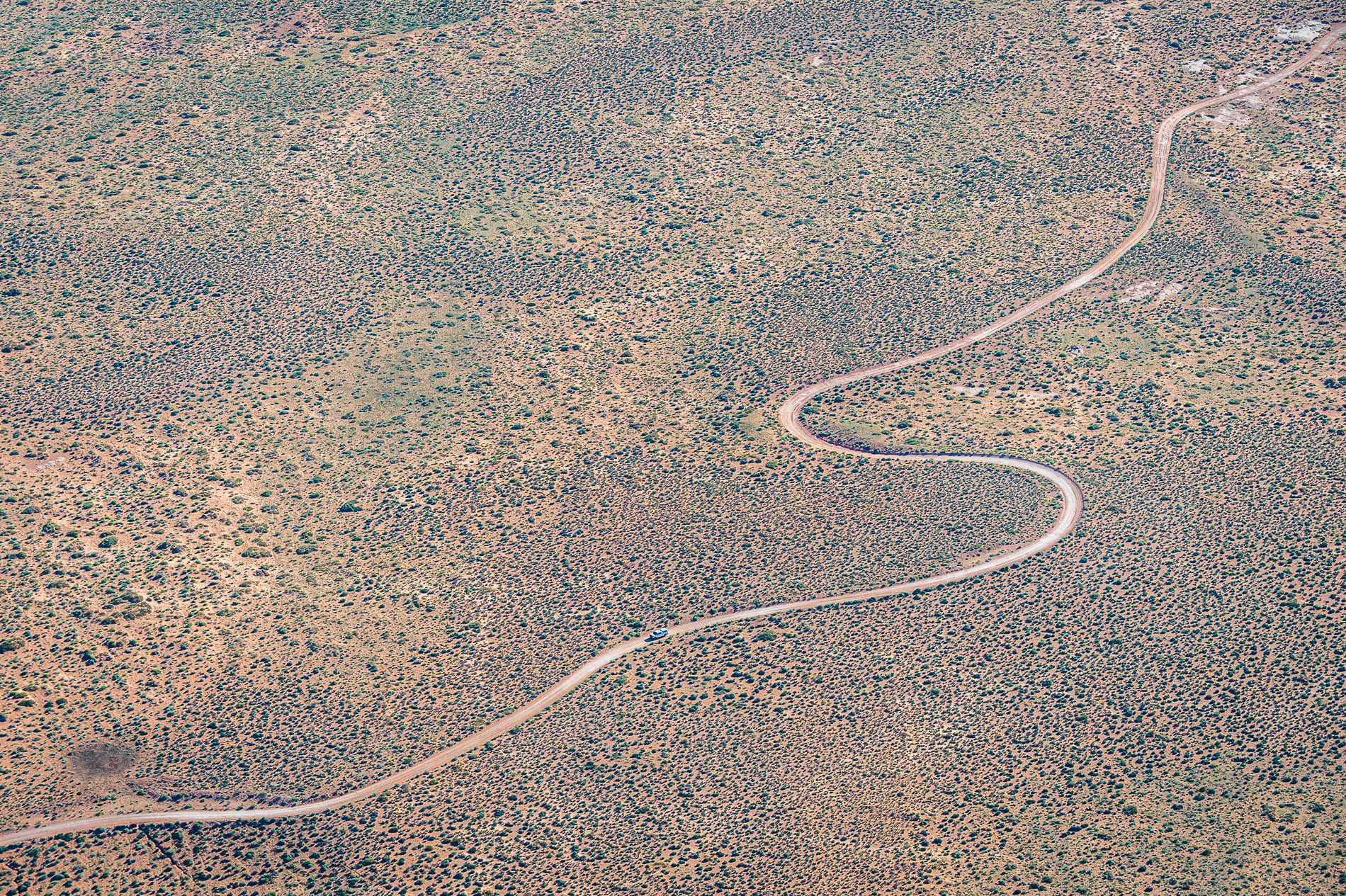 Vehicule isole sur une route desertique pres du Lac Powell, Arizona, Utah. USA