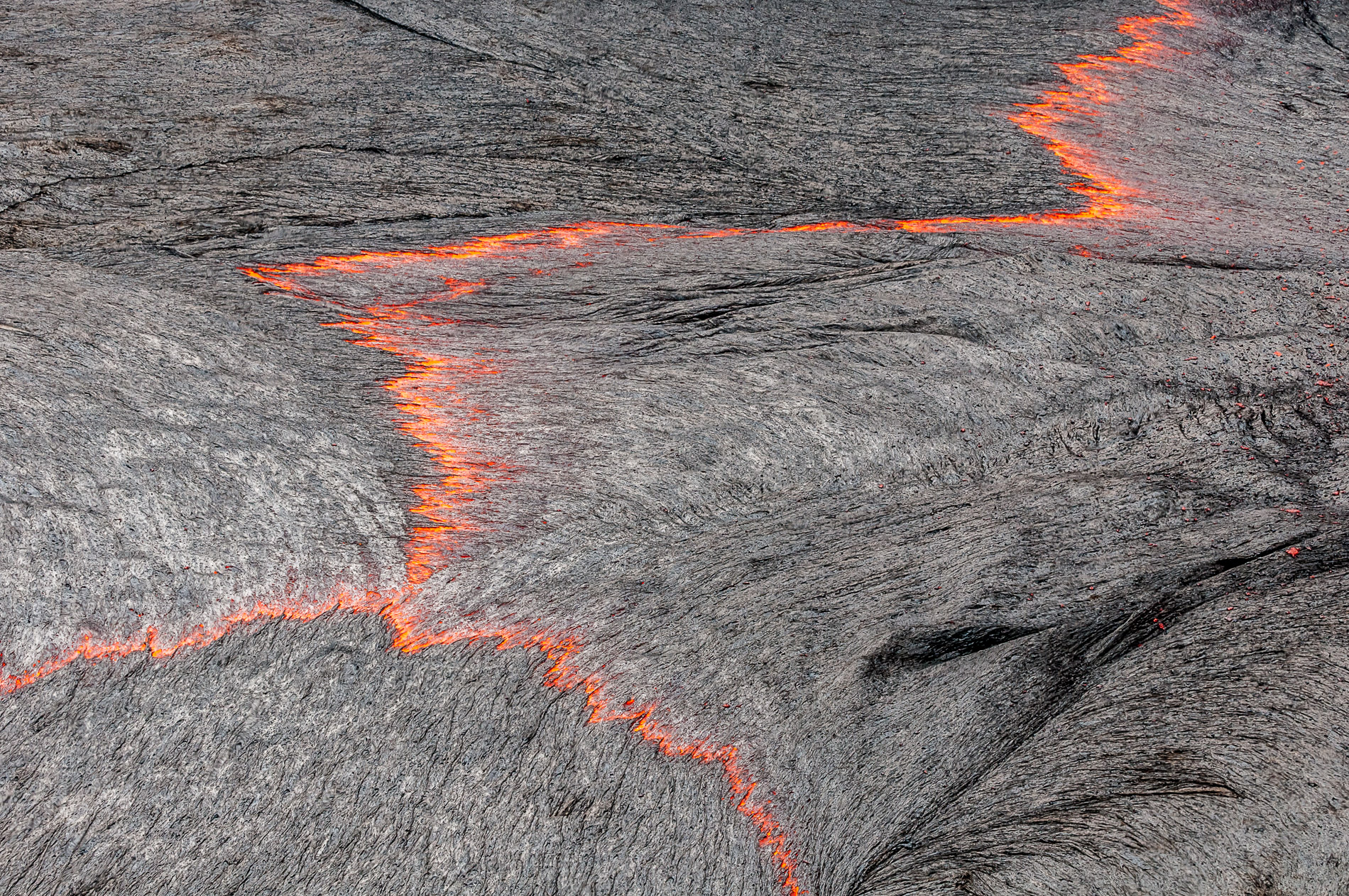 Zébrures sur la surface du lac de lave de l'Erta Alé.