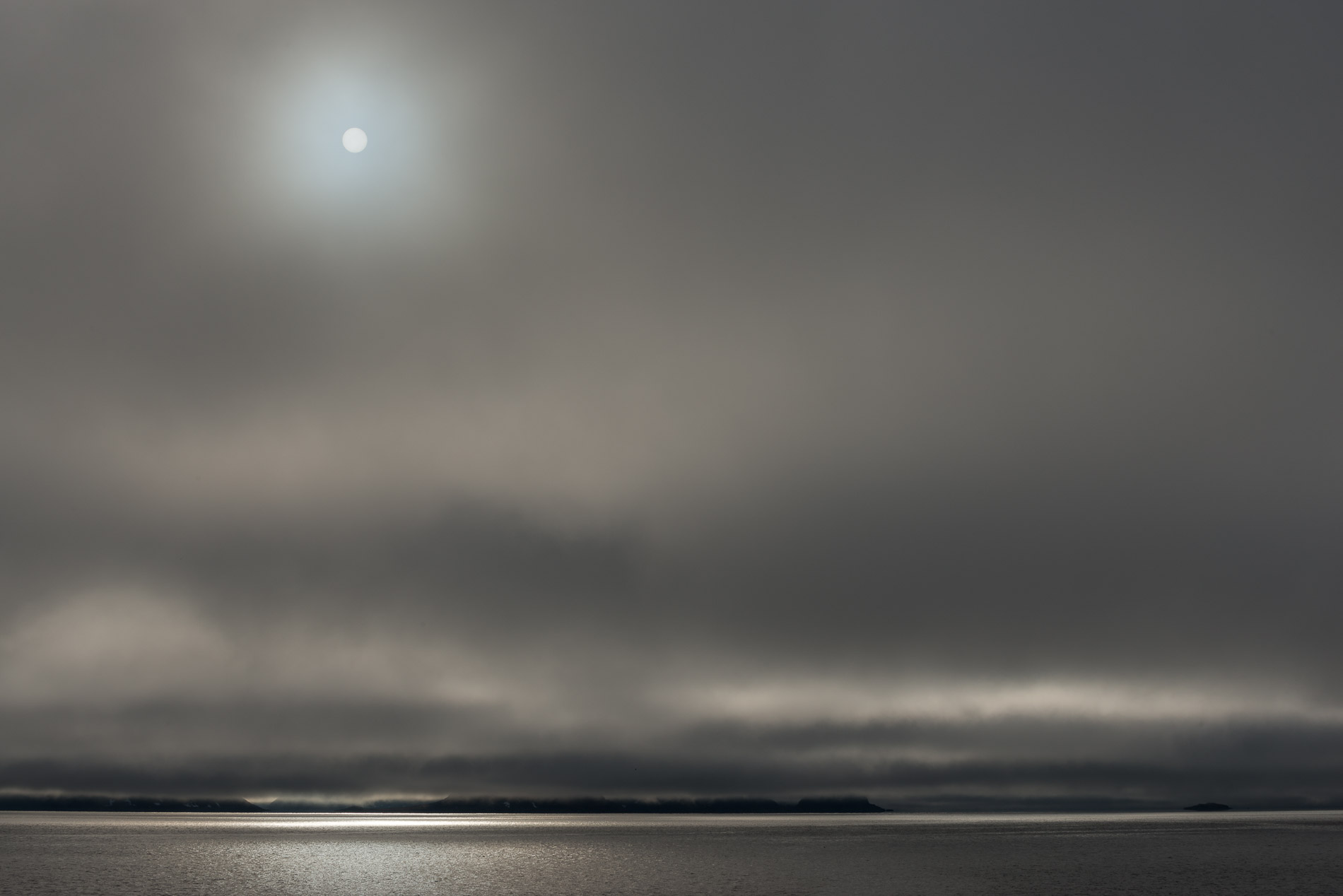 Paysages ciel et mer sous les lumières blafardes du grand nord. Svalbard.