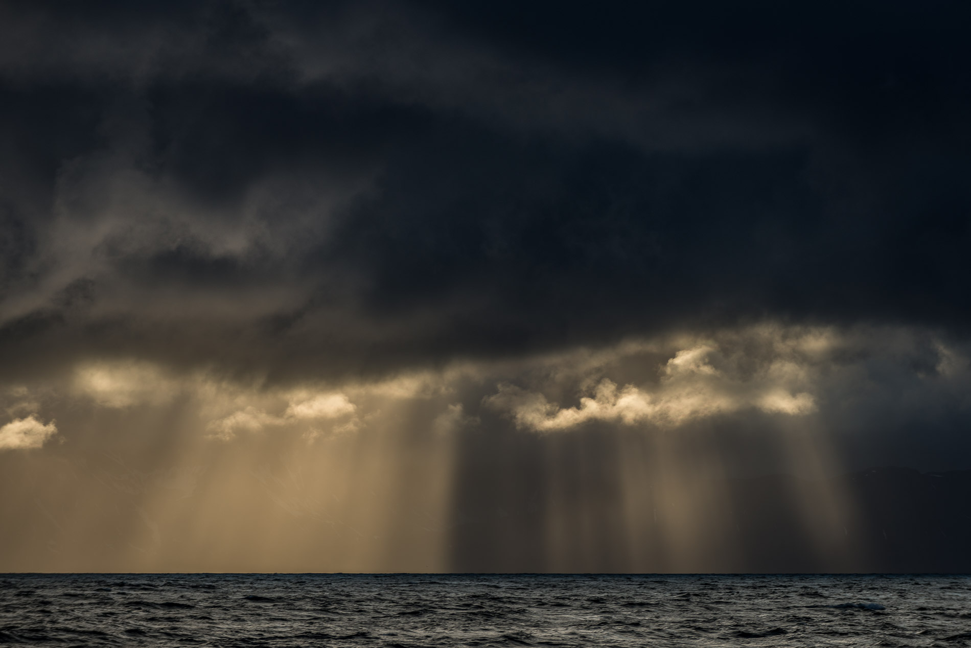 Paysages de ciels tourmentés percés de rayons de soleil. Svalbard.