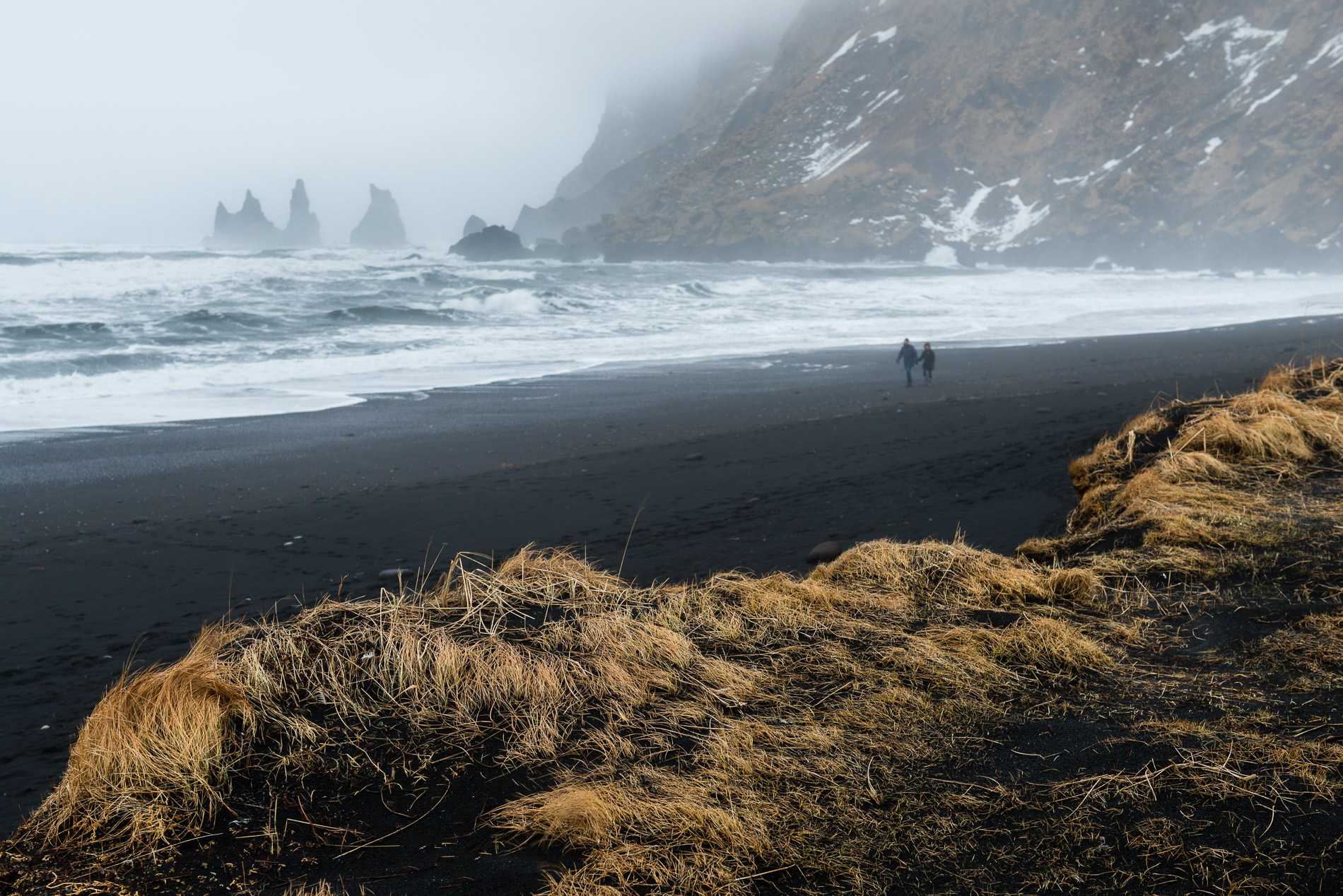 Balade en amoureux sur la plage de sable noir de Vik. Les aiguilles de Vik i Myrdal, Reynisdrangar.