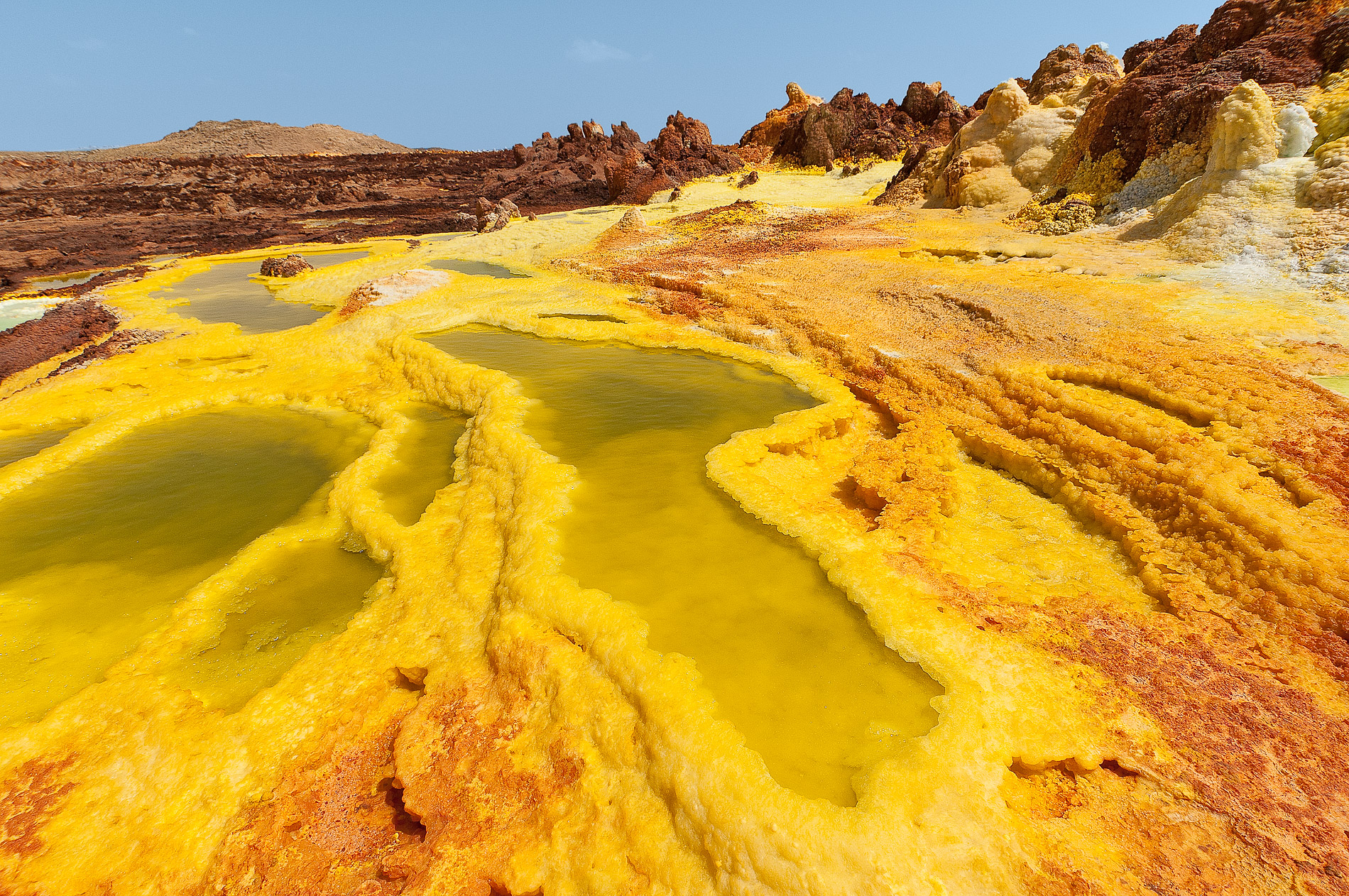 Les sources chaudes chargées d'acides colorent le volcan Dallol.