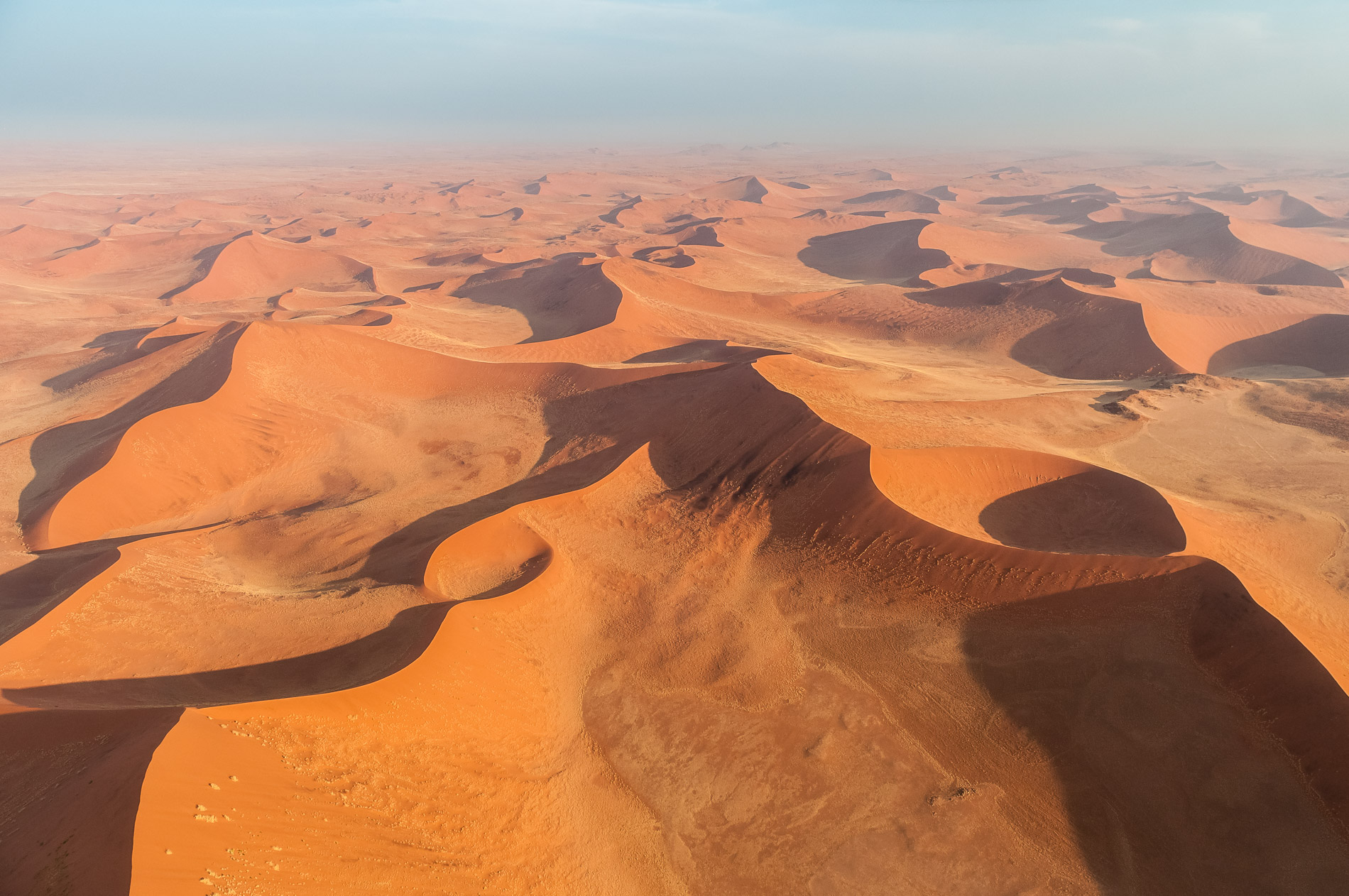 Paysage de dunes de Sossusvlei, vue d'avion.