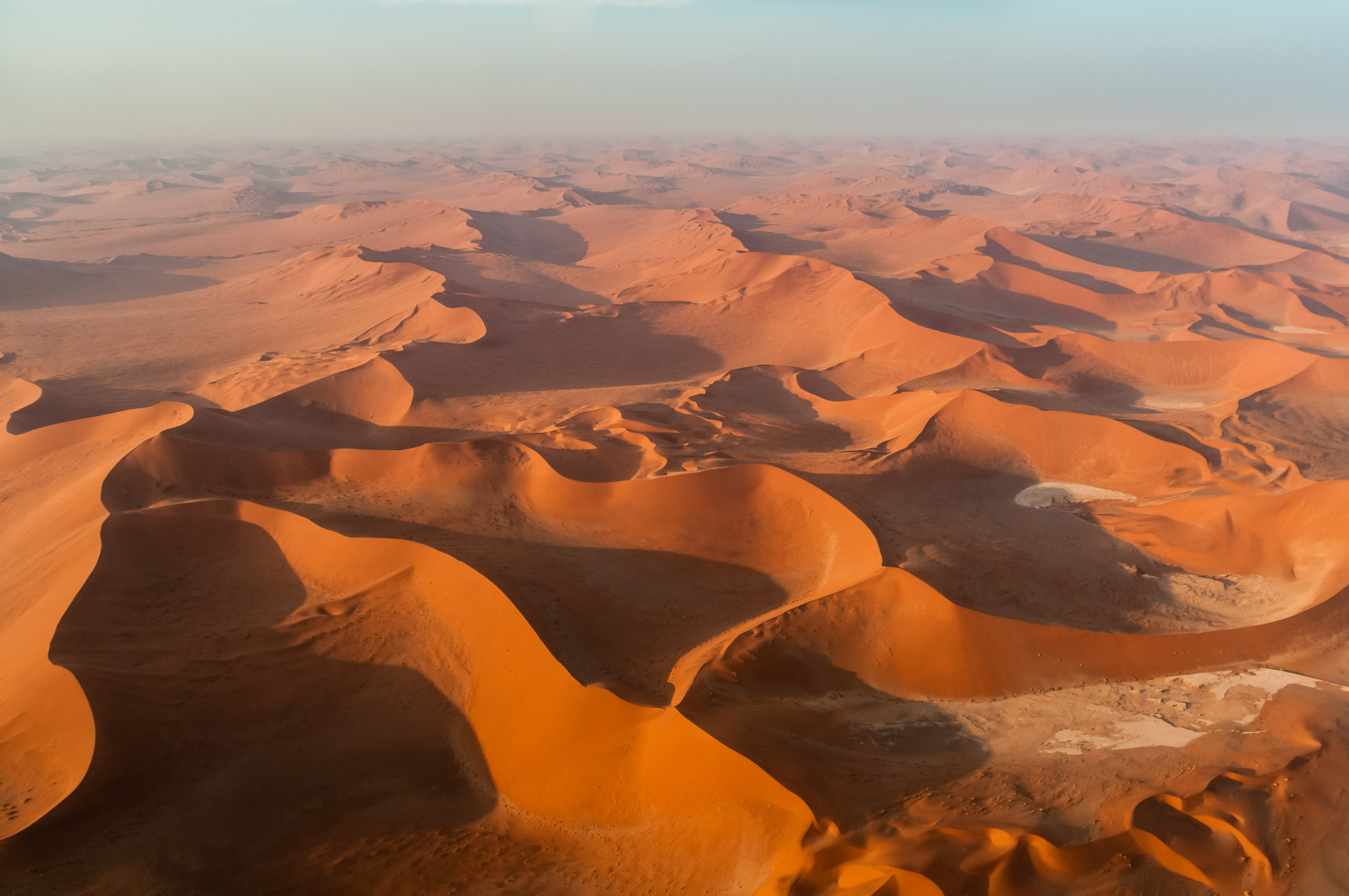 Paysage de dunes de Sossusvlei, vue d'avion.