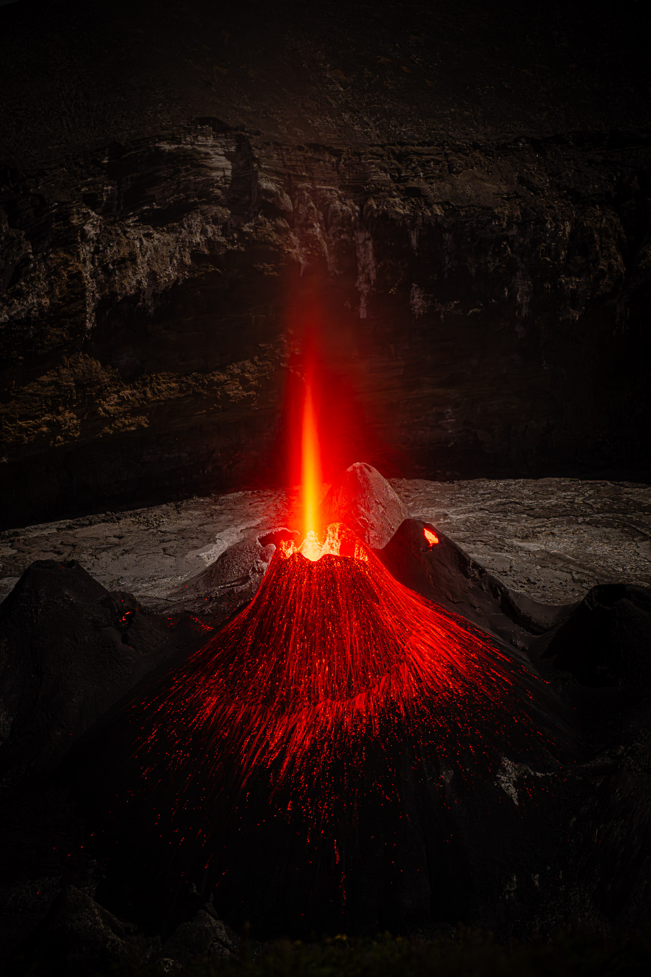 Tanzanie juin 2023: Ol Doinyo Lengaï la montagne des Dieux en Masaï. Situé sur le rift africain c’est le seul volcan actif de Tanzanie, le seul volcan au monde à émettre de la carbonatite. Cette lave est très fluide à une température relativement basse d’environ 500°C. D’une teinte noire lorsqu'elle est en fusion et blanche lorsqu'elle refroidit et que ses minéraux s'hydratent avec l'humidité de l'air, donnant ainsi son aspect enneigé au volcan. Néanmoins elle est rougeoyante lorsque la luminosité baisse.