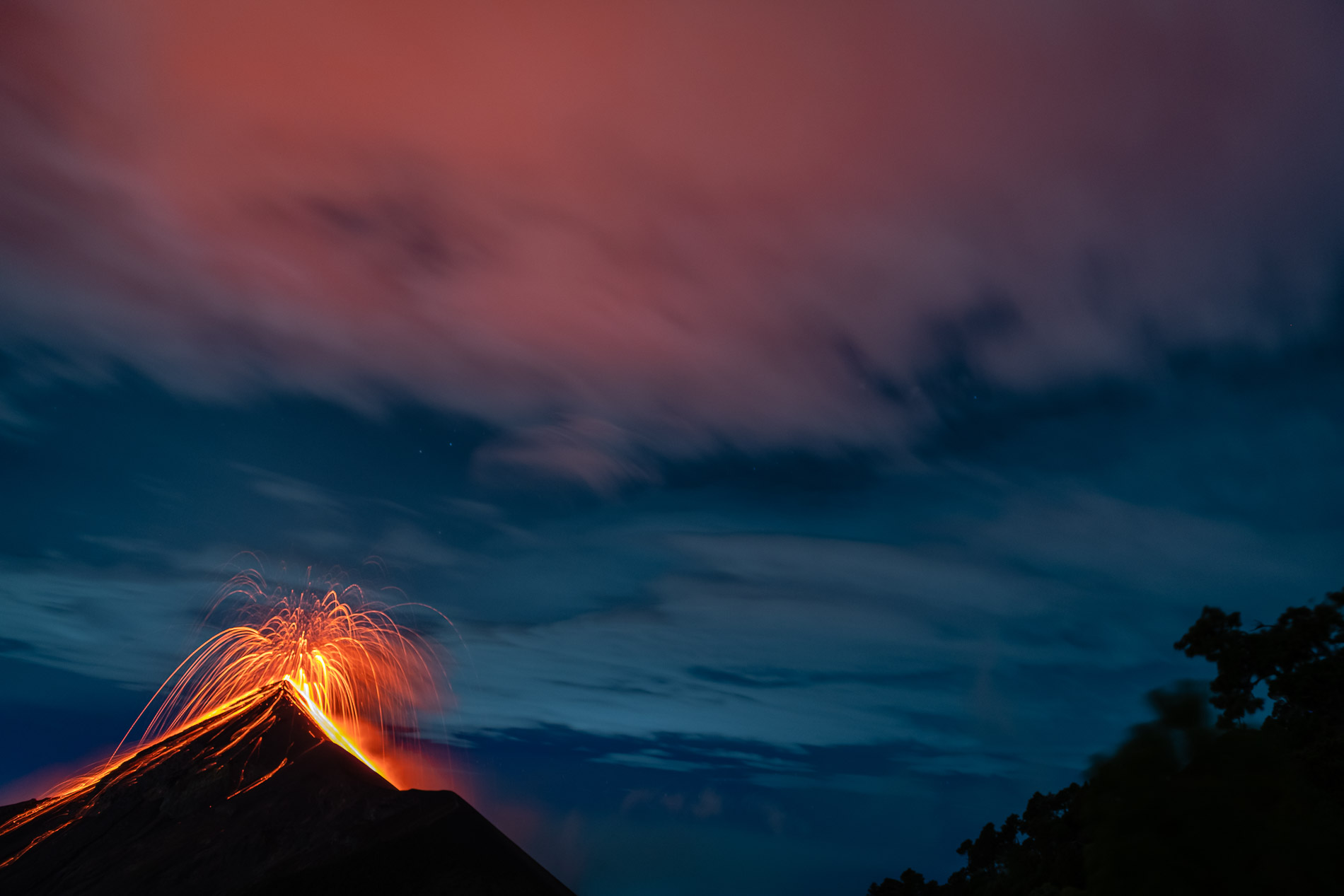 Le volcan Fuego culmine à 3 763 m. C’est l’un des volcans les plus actifs d’Amérique Centrale et également l’un des trois grands stratovolcans surplombant l’ancienne capitale du Guatemala, Antigua. Depuis 2002, le Fuego est à nouveau dans une phase active. À plusieurs reprises, ces éruptions ont entraîné d’importantes chutes de cendres, des coulées pyroclastiques, des coulées de lave et des lahars dommageables. Début juin 2018, une série d’explosions et de coulées pyroclastiques accompagnées de l’effondrement d’une partie du flanc du volcan ont provoqué plusieurs centaines de morts. L’activité éruptive consiste le plus souvent en des explosions avec des émissions de cendres, des avalanches de blocs et des coulées de lave. 
The Fuego volcano culminates at 3,763 m. It is one of the most active volcanoes in Central America and also one of three large stratovolcanoes overlooking the former capital of Guatemala, Antigua. Since 2002, the Fuego is again in an active phase. On several occasions, these eruptions have resulted in significant ashfall, pyroclastic flows, lava flows and damaging lahars. In early June 2018, a series of explosions and pyroclastic flows accompanied by the collapse of part of the side of the volcano caused several hundred deaths. Eruptive activity most often consists of explosions with ash emissions, boulder avalanches and lava flows.