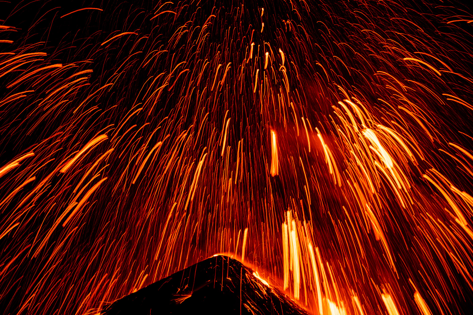 Le volcan Fuego culmine à 3 763 m. C’est l’un des volcans les plus actifs d’Amérique Centrale et également l’un des trois grands stratovolcans surplombant l’ancienne capitale du Guatemala, Antigua. Depuis 2002, le Fuego est à nouveau dans une phase active. À plusieurs reprises, ces éruptions ont entraîné d’importantes chutes de cendres, des coulées pyroclastiques, des coulées de lave et des lahars dommageables. Début juin 2018, une série d’explosions et de coulées pyroclastiques accompagnées de l’effondrement d’une partie du flanc du volcan ont provoqué plusieurs centaines de morts. L’activité éruptive consiste le plus souvent en des explosions avec des émissions de cendres, des avalanches de blocs et des coulées de lave. 
The Fuego volcano culminates at 3,763 m. It is one of the most active volcanoes in Central America and also one of three large stratovolcanoes overlooking the former capital of Guatemala, Antigua. Since 2002, the Fuego is again in an active phase. On several occasions, these eruptions have resulted in significant ashfall, pyroclastic flows, lava flows and damaging lahars. In early June 2018, a series of explosions and pyroclastic flows accompanied by the collapse of part of the side of the volcano caused several hundred deaths. Eruptive activity most often consists of explosions with ash emissions, boulder avalanches and lava flows.