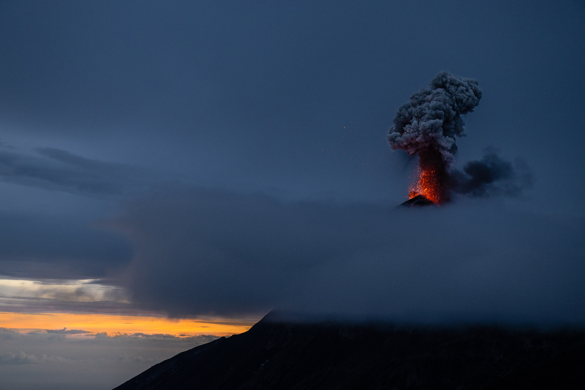 Le volcan Fuego culmine à 3 763 m. C’est l’un des volcans les plus actifs d’Amérique Centrale et également l’un des trois grands stratovolcans surplombant l’ancienne capitale du Guatemala, Antigua. Depuis 2002, le Fuego est à nouveau dans une phase active. À plusieurs reprises, ces éruptions ont entraîné d’importantes chutes de cendres, des coulées pyroclastiques, des coulées de lave et des lahars dommageables. Début juin 2018, une série d’explosions et de coulées pyroclastiques accompagnées de l’effondrement d’une partie du flanc du volcan ont provoqué plusieurs centaines de morts. L’activité éruptive consiste le plus souvent en des explosions avec des émissions de cendres, des avalanches de blocs et des coulées de lave. 
The Fuego volcano culminates at 3,763 m. It is one of the most active volcanoes in Central America and also one of three large stratovolcanoes overlooking the former capital of Guatemala, Antigua. Since 2002, the Fuego is again in an active phase. On several occasions, these eruptions have resulted in significant ashfall, pyroclastic flows, lava flows and damaging lahars. In early June 2018, a series of explosions and pyroclastic flows accompanied by the collapse of part of the side of the volcano caused several hundred deaths. Eruptive activity most often consists of explosions with ash emissions, boulder avalanches and lava flows.