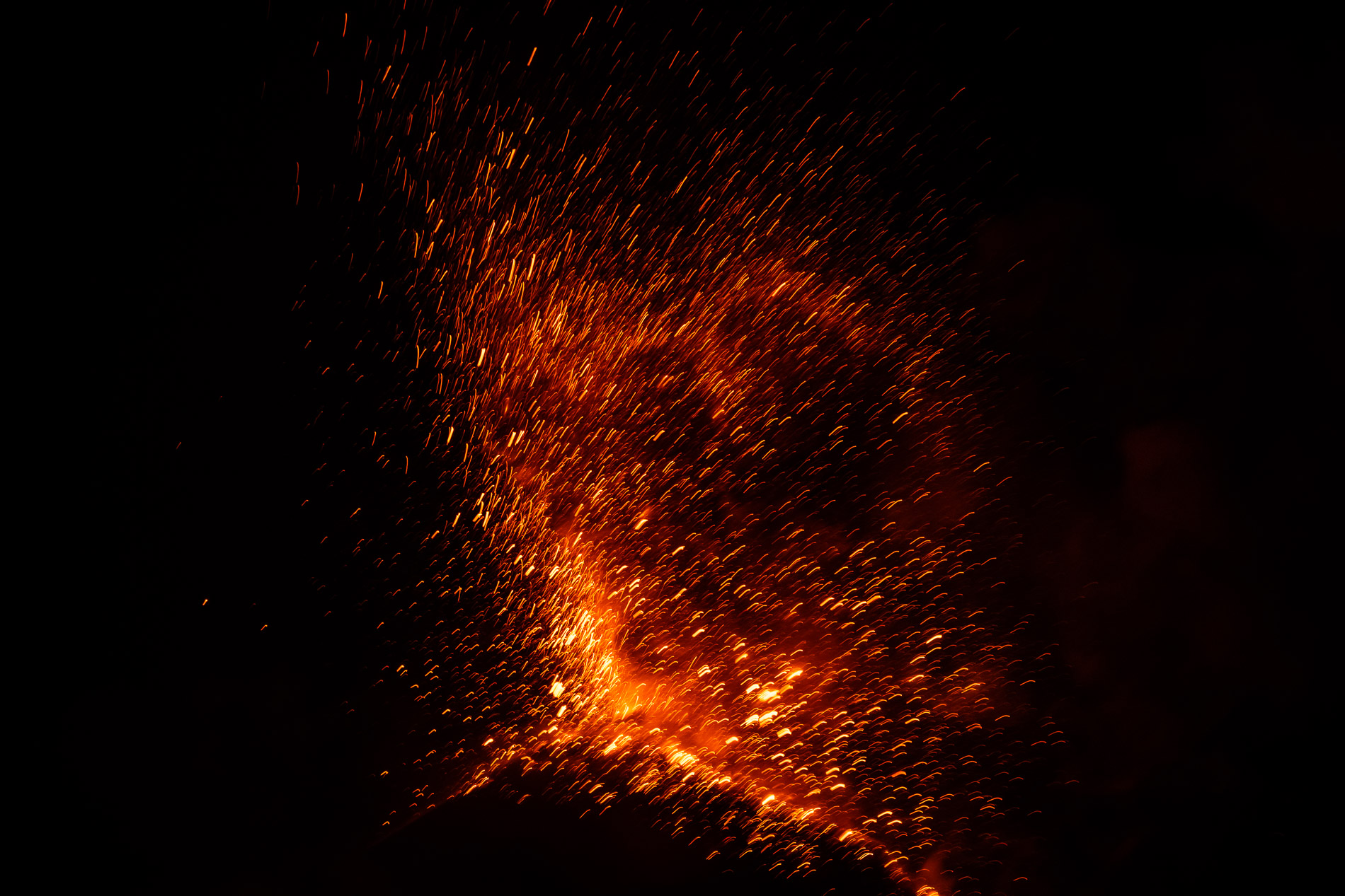 Le volcan Fuego culmine à 3 763 m. C’est l’un des volcans les plus actifs d’Amérique Centrale et également l’un des trois grands stratovolcans surplombant l’ancienne capitale du Guatemala, Antigua. Depuis 2002, le Fuego est à nouveau dans une phase active. À plusieurs reprises, ces éruptions ont entraîné d’importantes chutes de cendres, des coulées pyroclastiques, des coulées de lave et des lahars dommageables. Début juin 2018, une série d’explosions et de coulées pyroclastiques accompagnées de l’effondrement d’une partie du flanc du volcan ont provoqué plusieurs centaines de morts. L’activité éruptive consiste le plus souvent en des explosions avec des émissions de cendres, des avalanches de blocs et des coulées de lave. 
The Fuego volcano culminates at 3,763 m. It is one of the most active volcanoes in Central America and also one of three large stratovolcanoes overlooking the former capital of Guatemala, Antigua. Since 2002, the Fuego is again in an active phase. On several occasions, these eruptions have resulted in significant ashfall, pyroclastic flows, lava flows and damaging lahars. In early June 2018, a series of explosions and pyroclastic flows accompanied by the collapse of part of the side of the volcano caused several hundred deaths. Eruptive activity most often consists of explosions with ash emissions, boulder avalanches and lava flows.