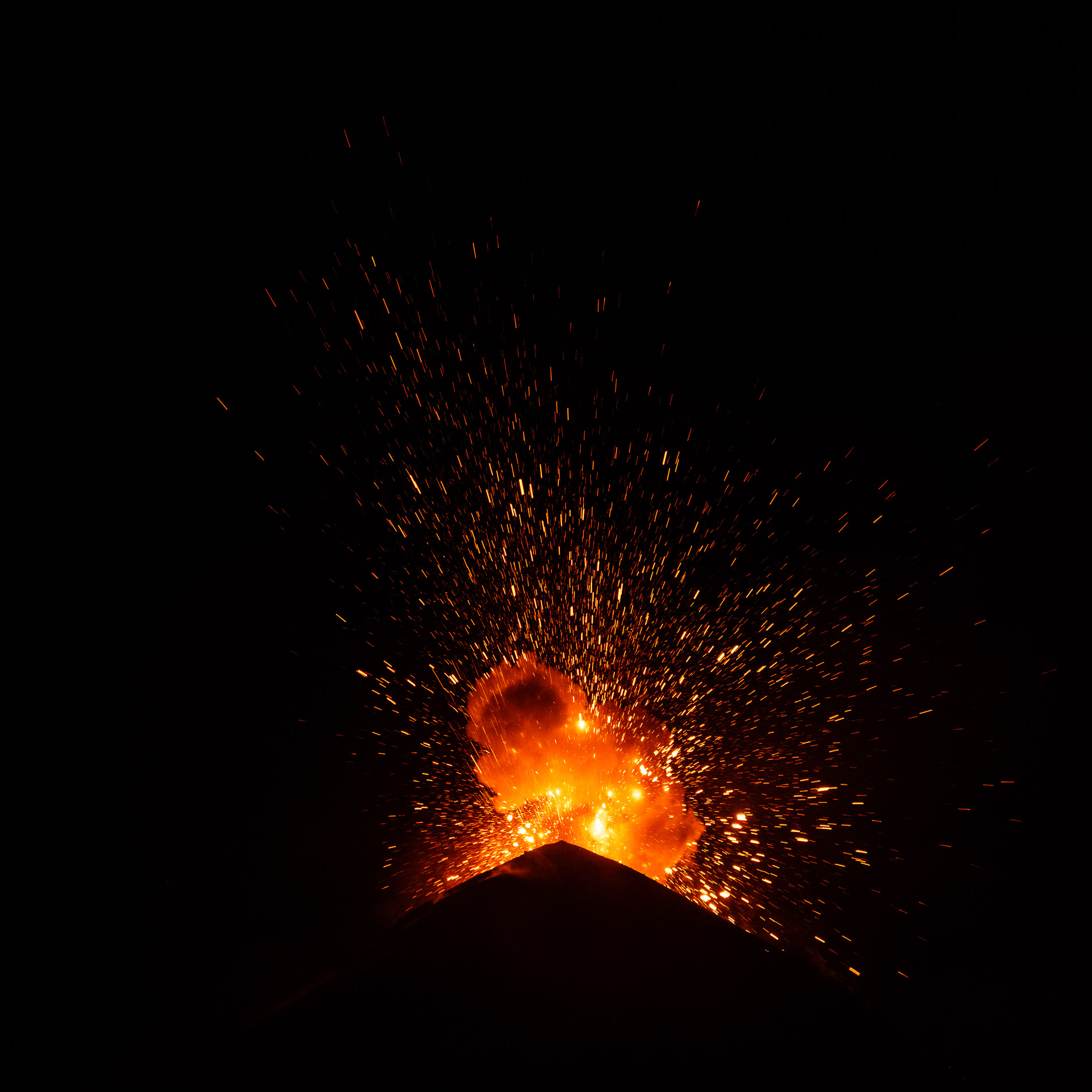 Le volcan Fuego culmine à 3 763 m. C’est l’un des volcans les plus actifs d’Amérique Centrale et également l’un des trois grands stratovolcans surplombant l’ancienne capitale du Guatemala, Antigua. Depuis 2002, le Fuego est à nouveau dans une phase active. À plusieurs reprises, ces éruptions ont entraîné d’importantes chutes de cendres, des coulées pyroclastiques, des coulées de lave et des lahars dommageables. Début juin 2018, une série d’explosions et de coulées pyroclastiques accompagnées de l’effondrement d’une partie du flanc du volcan ont provoqué plusieurs centaines de morts. L’activité éruptive consiste le plus souvent en des explosions avec des émissions de cendres, des avalanches de blocs et des coulées de lave. 
The Fuego volcano culminates at 3,763 m. It is one of the most active volcanoes in Central America and also one of three large stratovolcanoes overlooking the former capital of Guatemala, Antigua. Since 2002, the Fuego is again in an active phase. On several occasions, these eruptions have resulted in significant ashfall, pyroclastic flows, lava flows and damaging lahars. In early June 2018, a series of explosions and pyroclastic flows accompanied by the collapse of part of the side of the volcano caused several hundred deaths. Eruptive activity most often consists of explosions with ash emissions, boulder avalanches and lava flows.