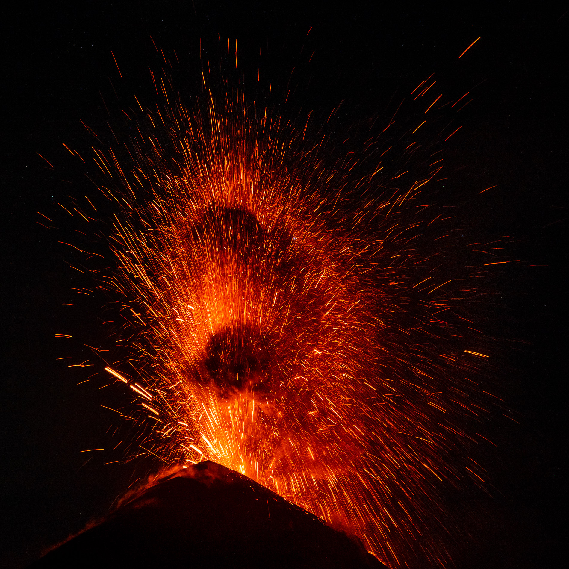 Le volcan Fuego culmine à 3 763 m. C’est l’un des volcans les plus actifs d’Amérique Centrale et également l’un des trois grands stratovolcans surplombant l’ancienne capitale du Guatemala, Antigua. Depuis 2002, le Fuego est à nouveau dans une phase active. À plusieurs reprises, ces éruptions ont entraîné d’importantes chutes de cendres, des coulées pyroclastiques, des coulées de lave et des lahars dommageables. Début juin 2018, une série d’explosions et de coulées pyroclastiques accompagnées de l’effondrement d’une partie du flanc du volcan ont provoqué plusieurs centaines de morts. L’activité éruptive consiste le plus souvent en des explosions avec des émissions de cendres, des avalanches de blocs et des coulées de lave. 
The Fuego volcano culminates at 3,763 m. It is one of the most active volcanoes in Central America and also one of three large stratovolcanoes overlooking the former capital of Guatemala, Antigua. Since 2002, the Fuego is again in an active phase. On several occasions, these eruptions have resulted in significant ashfall, pyroclastic flows, lava flows and damaging lahars. In early June 2018, a series of explosions and pyroclastic flows accompanied by the collapse of part of the side of the volcano caused several hundred deaths. Eruptive activity most often consists of explosions with ash emissions, boulder avalanches and lava flows.