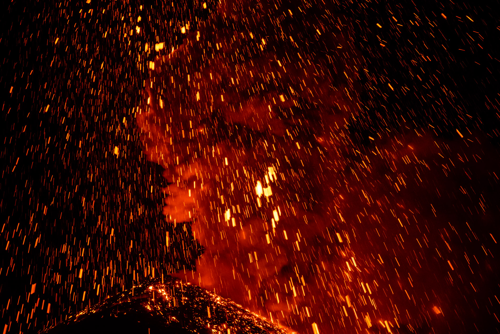 Le volcan Fuego culmine à 3 763 m. C’est l’un des volcans les plus actifs d’Amérique Centrale et également l’un des trois grands stratovolcans surplombant l’ancienne capitale du Guatemala, Antigua. Depuis 2002, le Fuego est à nouveau dans une phase active. À plusieurs reprises, ces éruptions ont entraîné d’importantes chutes de cendres, des coulées pyroclastiques, des coulées de lave et des lahars dommageables. Début juin 2018, une série d’explosions et de coulées pyroclastiques accompagnées de l’effondrement d’une partie du flanc du volcan ont provoqué plusieurs centaines de morts. L’activité éruptive consiste le plus souvent en des explosions avec des émissions de cendres, des avalanches de blocs et des coulées de lave. 
The Fuego volcano culminates at 3,763 m. It is one of the most active volcanoes in Central America and also one of three large stratovolcanoes overlooking the former capital of Guatemala, Antigua. Since 2002, the Fuego is again in an active phase. On several occasions, these eruptions have resulted in significant ashfall, pyroclastic flows, lava flows and damaging lahars. In early June 2018, a series of explosions and pyroclastic flows accompanied by the collapse of part of the side of the volcano caused several hundred deaths. Eruptive activity most often consists of explosions with ash emissions, boulder avalanches and lava flows.