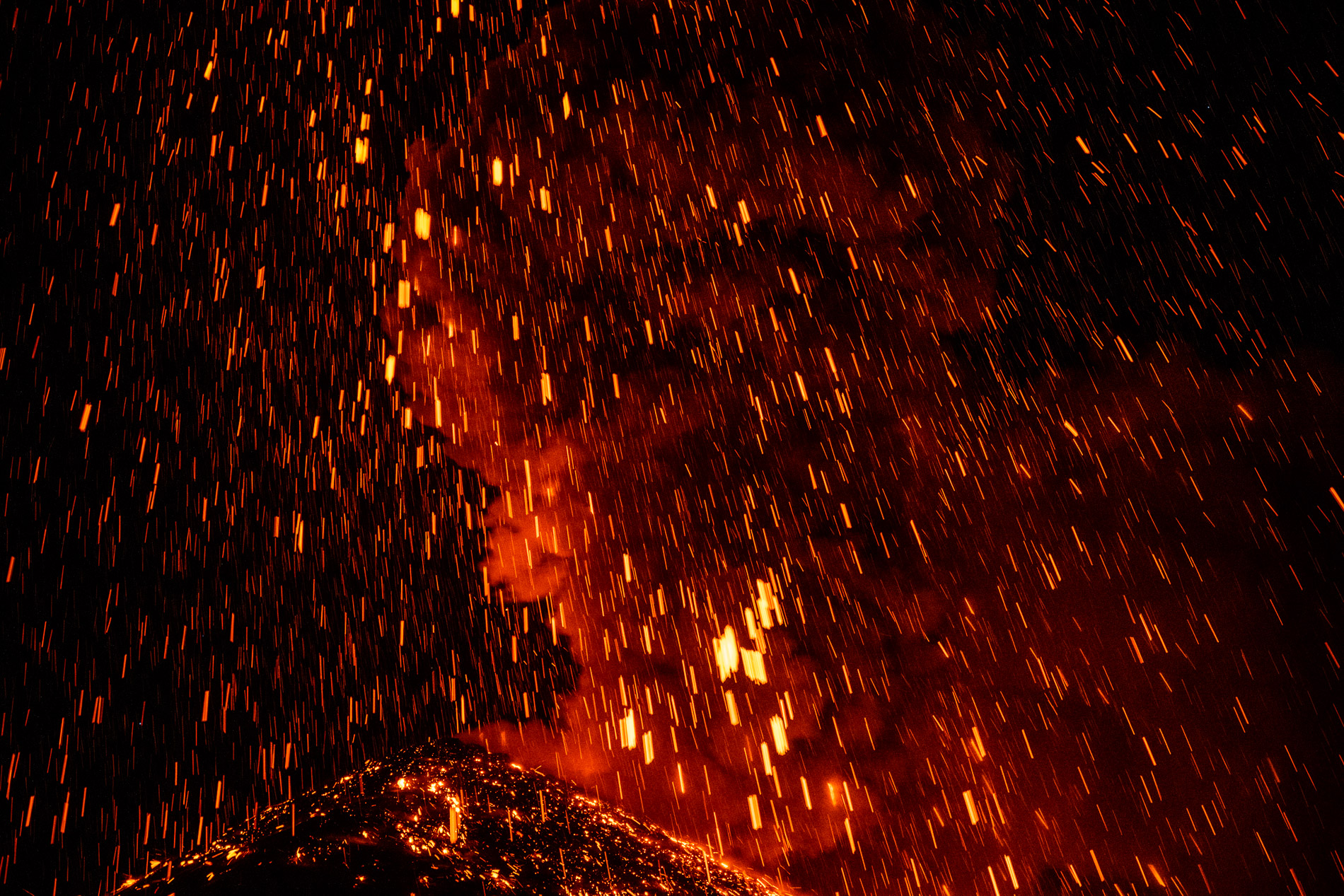 Le volcan Fuego culmine à 3 763 m. C’est l’un des volcans les plus actifs d’Amérique Centrale et également l’un des trois grands stratovolcans surplombant l’ancienne capitale du Guatemala, Antigua. Depuis 2002, le Fuego est à nouveau dans une phase active. À plusieurs reprises, ces éruptions ont entraîné d’importantes chutes de cendres, des coulées pyroclastiques, des coulées de lave et des lahars dommageables. Début juin 2018, une série d’explosions et de coulées pyroclastiques accompagnées de l’effondrement d’une partie du flanc du volcan ont provoqué plusieurs centaines de morts. L’activité éruptive consiste le plus souvent en des explosions avec des émissions de cendres, des avalanches de blocs et des coulées de lave. 
The Fuego volcano culminates at 3,763 m. It is one of the most active volcanoes in Central America and also one of three large stratovolcanoes overlooking the former capital of Guatemala, Antigua. Since 2002, the Fuego is again in an active phase. On several occasions, these eruptions have resulted in significant ashfall, pyroclastic flows, lava flows and damaging lahars. In early June 2018, a series of explosions and pyroclastic flows accompanied by the collapse of part of the side of the volcano caused several hundred deaths. Eruptive activity most often consists of explosions with ash emissions, boulder avalanches and lava flows.