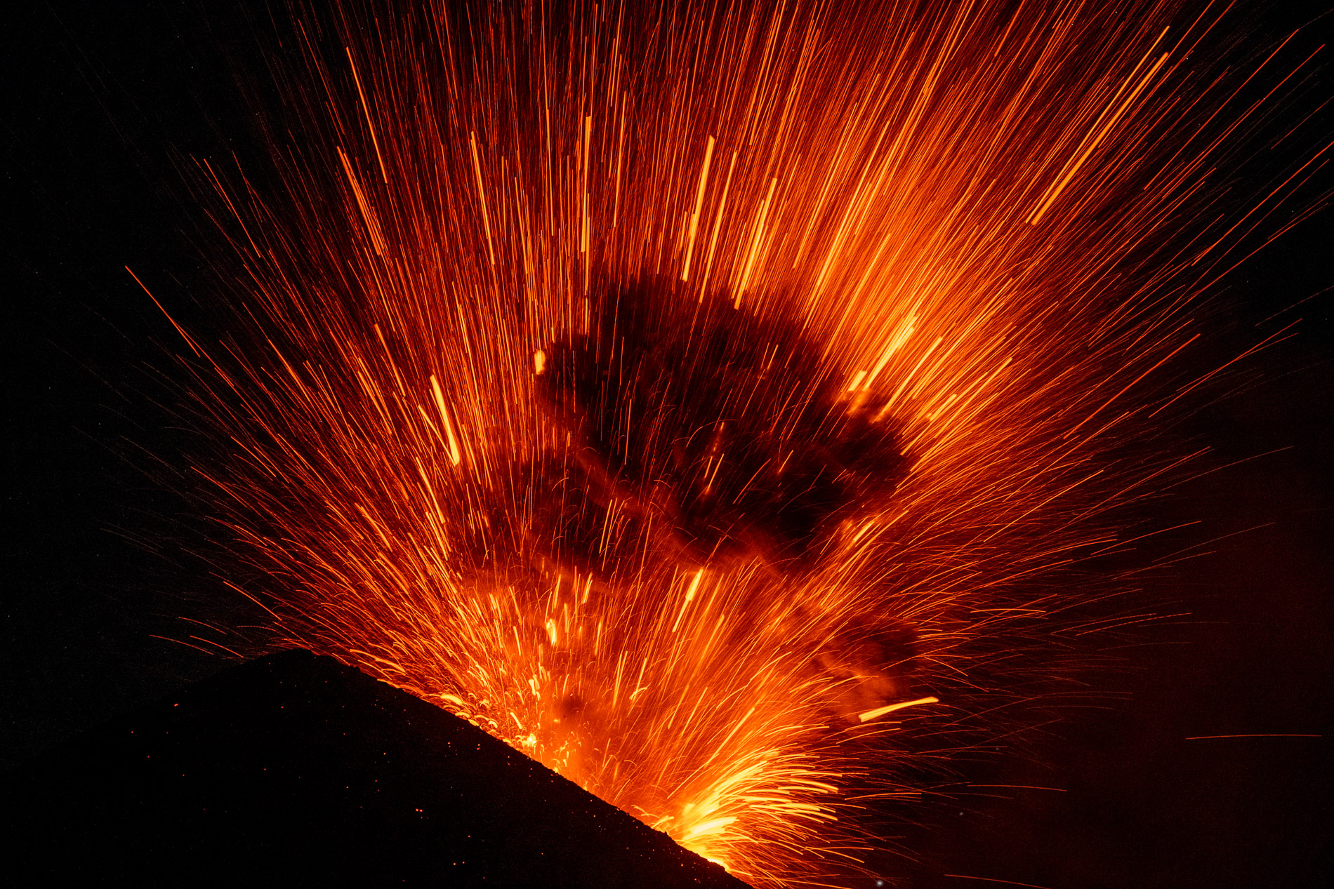 Le volcan Fuego culmine à 3 763 m. C’est l’un des volcans les plus actifs d’Amérique Centrale et également l’un des trois grands stratovolcans surplombant l’ancienne capitale du Guatemala, Antigua. Depuis 2002, le Fuego est à nouveau dans une phase active. À plusieurs reprises, ces éruptions ont entraîné d’importantes chutes de cendres, des coulées pyroclastiques, des coulées de lave et des lahars dommageables. Début juin 2018, une série d’explosions et de coulées pyroclastiques accompagnées de l’effondrement d’une partie du flanc du volcan ont provoqué plusieurs centaines de morts. L’activité éruptive consiste le plus souvent en des explosions avec des émissions de cendres, des avalanches de blocs et des coulées de lave. 
The Fuego volcano culminates at 3,763 m. It is one of the most active volcanoes in Central America and also one of three large stratovolcanoes overlooking the former capital of Guatemala, Antigua. Since 2002, the Fuego is again in an active phase. On several occasions, these eruptions have resulted in significant ashfall, pyroclastic flows, lava flows and damaging lahars. In early June 2018, a series of explosions and pyroclastic flows accompanied by the collapse of part of the side of the volcano caused several hundred deaths. Eruptive activity most often consists of explosions with ash emissions, boulder avalanches and lava flows.