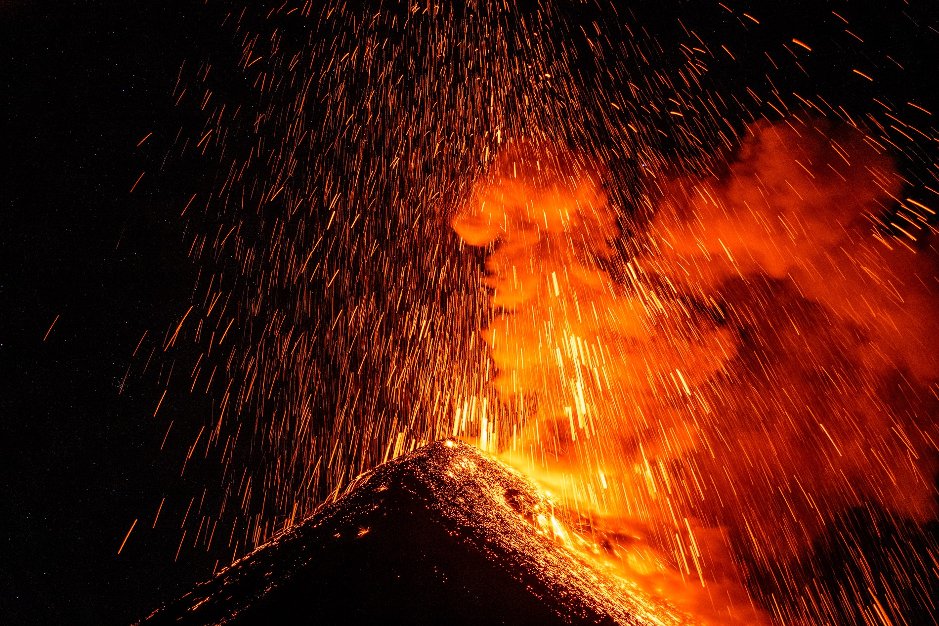 Le volcan Fuego culmine à 3 763 m. C’est l’un des volcans les plus actifs d’Amérique Centrale et également l’un des trois grands stratovolcans surplombant l’ancienne capitale du Guatemala, Antigua. Depuis 2002, le Fuego est à nouveau dans une phase active. À plusieurs reprises, ces éruptions ont entraîné d’importantes chutes de cendres, des coulées pyroclastiques, des coulées de lave et des lahars dommageables. Début juin 2018, une série d’explosions et de coulées pyroclastiques accompagnées de l’effondrement d’une partie du flanc du volcan ont provoqué plusieurs centaines de morts. L’activité éruptive consiste le plus souvent en des explosions avec des émissions de cendres, des avalanches de blocs et des coulées de lave. 
The Fuego volcano culminates at 3,763 m. It is one of the most active volcanoes in Central America and also one of three large stratovolcanoes overlooking the former capital of Guatemala, Antigua. Since 2002, the Fuego is again in an active phase. On several occasions, these eruptions have resulted in significant ashfall, pyroclastic flows, lava flows and damaging lahars. In early June 2018, a series of explosions and pyroclastic flows accompanied by the collapse of part of the side of the volcano caused several hundred deaths. Eruptive activity most often consists of explosions with ash emissions, boulder avalanches and lava flows.