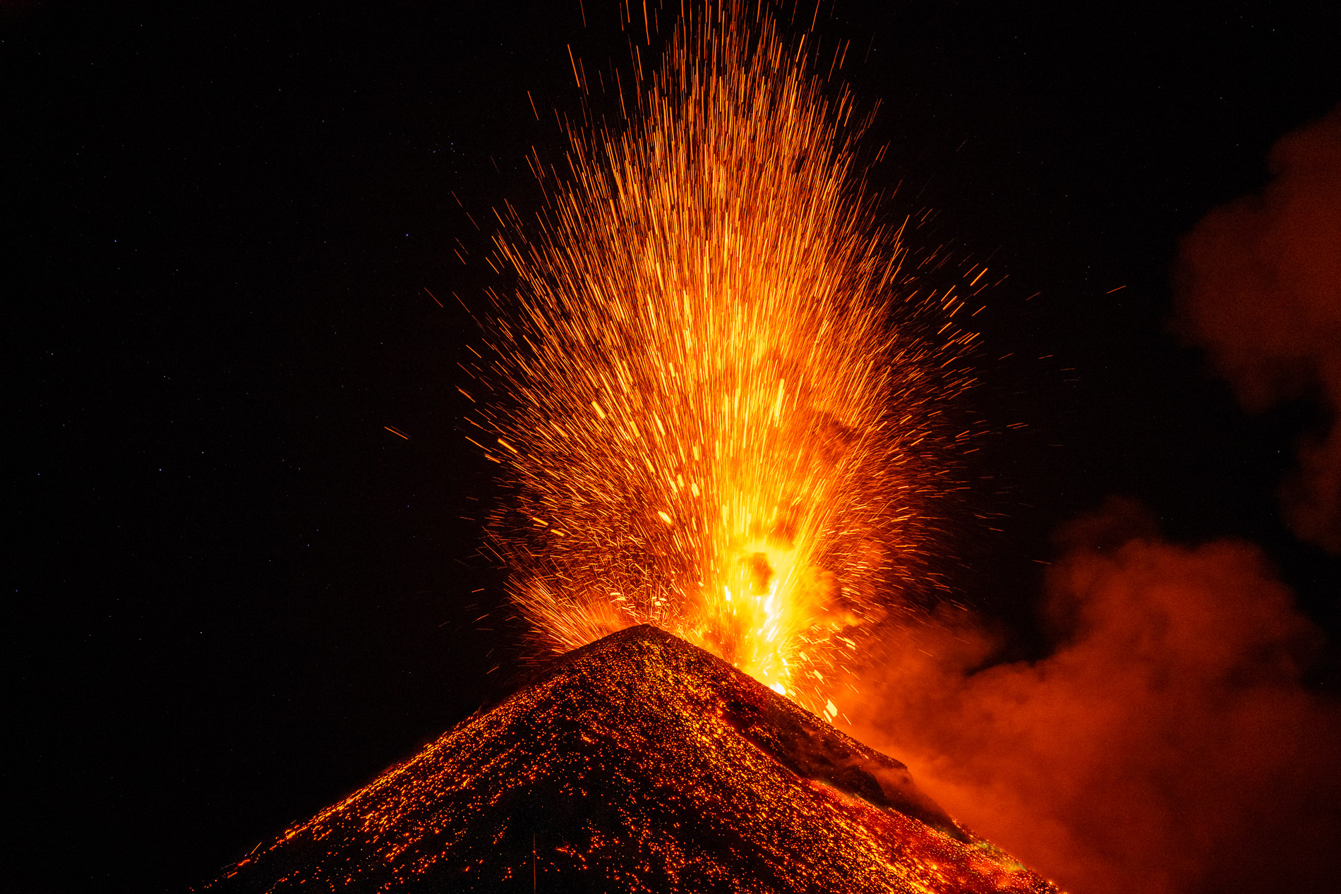 Le volcan Fuego culmine à 3 763 m. C’est l’un des volcans les plus actifs d’Amérique Centrale et également l’un des trois grands stratovolcans surplombant l’ancienne capitale du Guatemala, Antigua. Depuis 2002, le Fuego est à nouveau dans une phase active. À plusieurs reprises, ces éruptions ont entraîné d’importantes chutes de cendres, des coulées pyroclastiques, des coulées de lave et des lahars dommageables. Début juin 2018, une série d’explosions et de coulées pyroclastiques accompagnées de l’effondrement d’une partie du flanc du volcan ont provoqué plusieurs centaines de morts. L’activité éruptive consiste le plus souvent en des explosions avec des émissions de cendres, des avalanches de blocs et des coulées de lave. 
The Fuego volcano culminates at 3,763 m. It is one of the most active volcanoes in Central America and also one of three large stratovolcanoes overlooking the former capital of Guatemala, Antigua. Since 2002, the Fuego is again in an active phase. On several occasions, these eruptions have resulted in significant ashfall, pyroclastic flows, lava flows and damaging lahars. In early June 2018, a series of explosions and pyroclastic flows accompanied by the collapse of part of the side of the volcano caused several hundred deaths. Eruptive activity most often consists of explosions with ash emissions, boulder avalanches and lava flows.